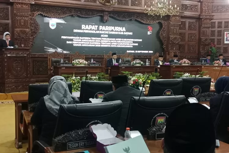 Pj Bupati Batang, Lani Dwi Rejeki, memberikan penjelasan Raperda tentang Perubahan APBD Tahun Anggaran 2024 dan Raperda tentang APBD Tahun Anggaran 2025. (Muslihun/Kontributor Batang)