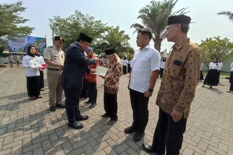 Wakil Bupati Kendal didampini Kepala Kantor ATR BPN Kendal menyerahkan sertipikat elektronik kepada warga dalam peringatan Hari Agraria dan Tata Ruang Nasional, Selasa 24 september 2024.  (edi prayitno/kontributor Kendal)
