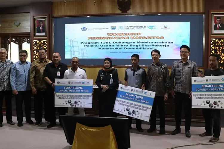 Pj Bupati Batang Lani Dwi Rejeki bersama Jajaran Direksi PT BPI dan PT PII dengan para mantan pekerja kontruksi PLTU. (Muslihun/Kontributor Batang)