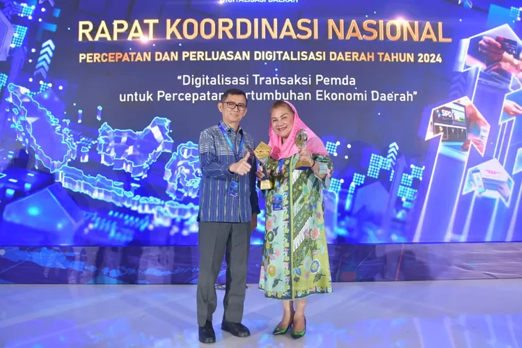 Wali Kota Semarang Hevearita Gunaryanti Rahayu saat menerima penghargaan atas predikat percepatan dan perluasan digitalisasi. (Humas Pemkot)