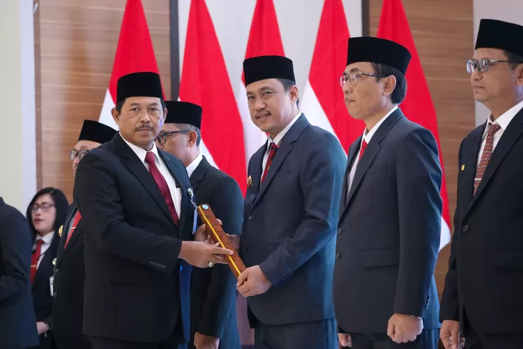 Pj Gubernur Nana Sudjana saat mengukuhkan enam Pjs Bupati dan Pjs Walikota di Wisma Perdamaian. (Humas Jateng)