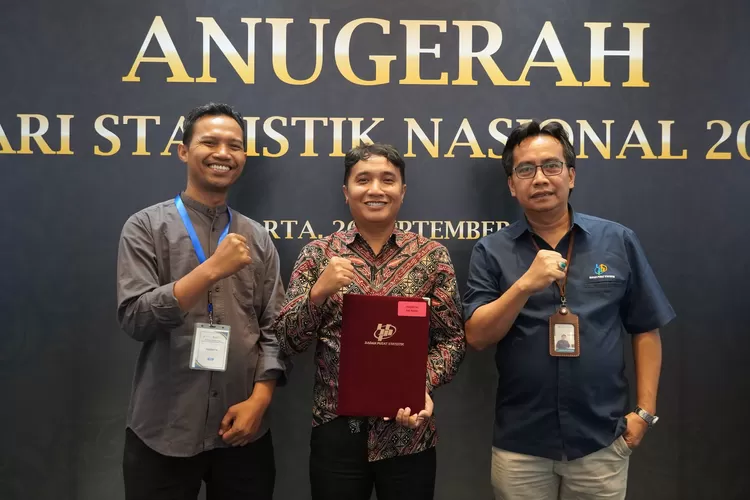 Kepala Diskominfo Kendal dan Kepala BPS Kendal usai menerima apresiasi dari BPS RI di Jakarta Kamis 26 september 2024.  (Dokumen diskominfo kendal)