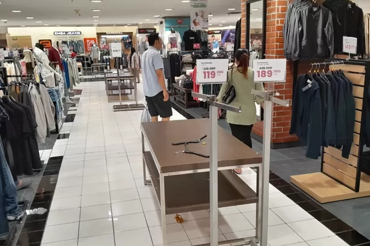 Meja dan gantungan baju di gerai Matahari Semarang yang berada di Plasa Simpang Lima. Gerai ini bakal tutup.  (Ayosemarang.com/ Audrian Firhannusa)