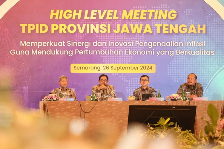 PJ Gubernur Jateng Nana Sudjana saat mengikuti High Level Meeting TPID. Nana pastikan stok pangan selama Pilkada sampai Nataru aman. (Humas Jateng)