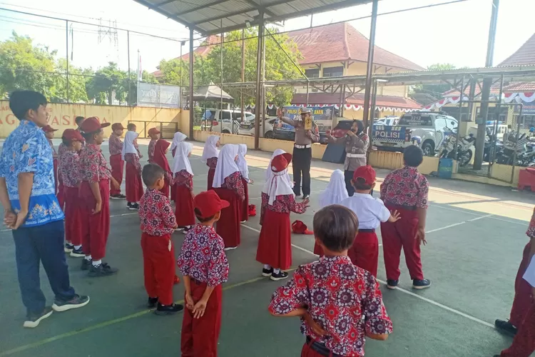 Petugas Satlantas Polres Kendal memberikan edukasi&nbsp; keselamatan Lalu Lintas kepada siswa SD negeri 1 Ngilir.  (edi prayitno/kontributor kendal)