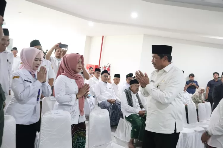 PJ Gubernur Jateng Nana Sudjana saat datang ke peresmian MAJT An Nuur bersama anggota DPRD Jateng Endrianingsing. (Humas DPRD)