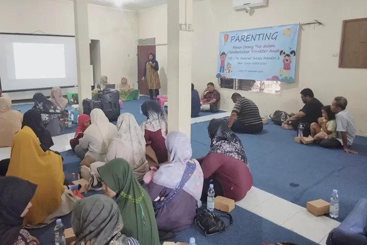 Psikolog Rosa Agustin Anggraini KD. S. Psi di kegiatan workshop parenting dan sosialisasi program sekolah KB-TK Generasi Penerus Mandiri 1.