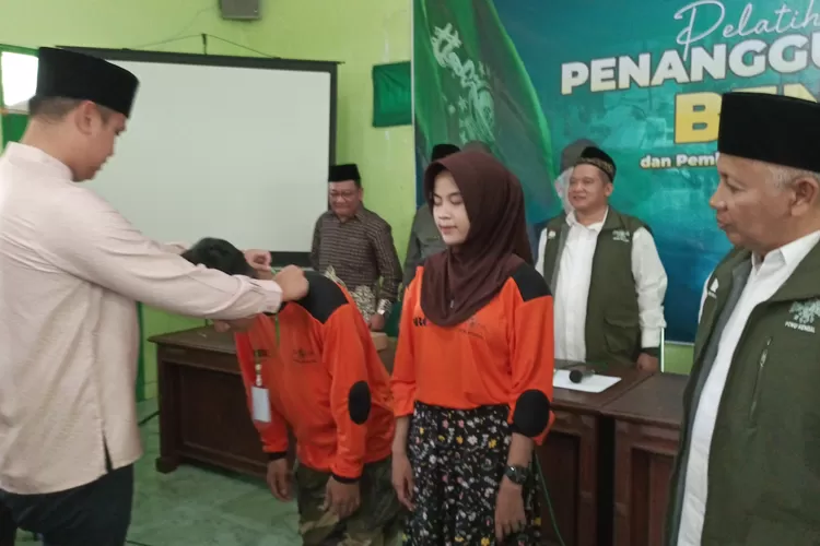Bupati Kendal dan Ketua PCNU Kendal menyematkan tanda peserta pelatihan managemen bencana dan TRC NU Peduli, Sabtu 28 September 2024.  (edi Prayitno/kontributor Kendal)