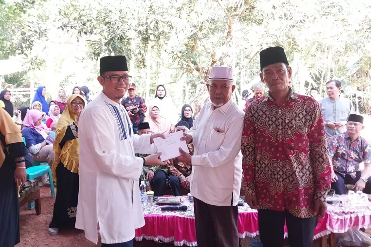 Calon Bupati OKU H Teddy Meilwansyah memberikan bantuan berupa uang tunai untuk membeli lampu penerangan jalan.