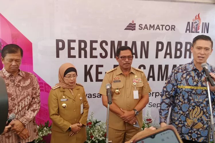 Direktur Utama PT Samator Indo Gas Tbk, Rachmat Harsono, Pj Gubernur Jawa Tengah, Nana Sudjana saa memberikan keterangan pers. (Muslihun kontrinutor Batang)