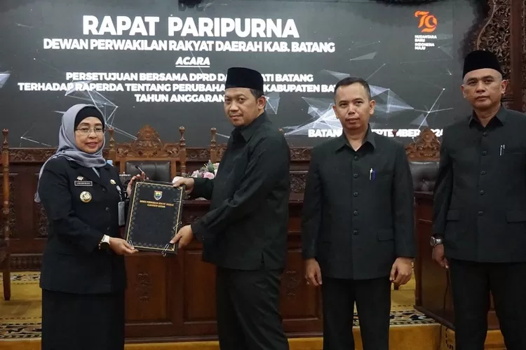 Pj Bupati Batang Lani Dwi Rejeki menyerahkan Raperda Perubahan APBD tahun 2024 kepada Ketua DPRD Su'udi kepada Ketua DPRD Batang (Muslihun)