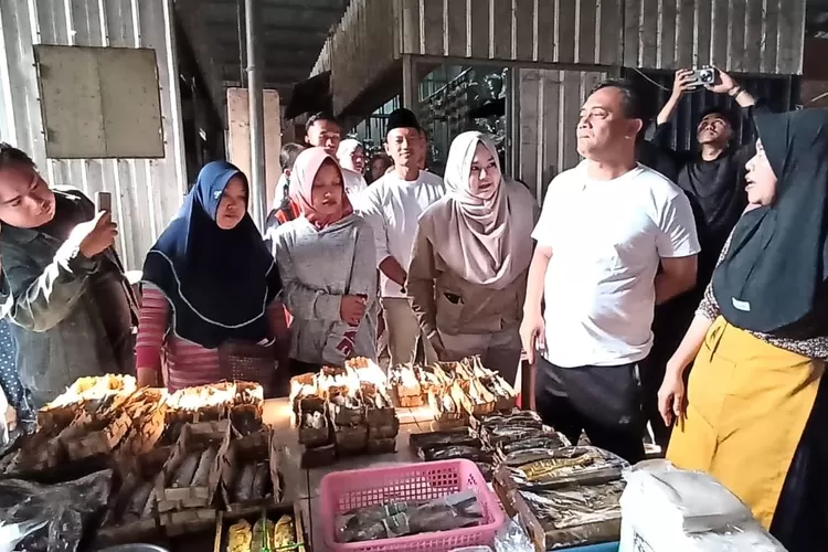 Cagub Jateng Ahmad Luthfi bersama Cabup Kendal Mirna Annisa saat berkunjung ke Pasar Gladag Kaliwungu Selasa 01 Oktober 2024.  (edi prayitno/kontributor kendal)