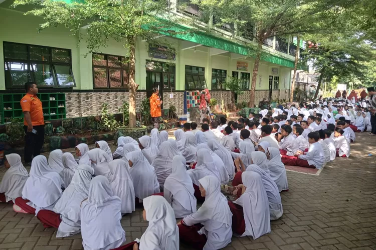 Edukasi kepada siswa dan guru SDIT Ulul Albab Weleri program satuan pendidikan aman bencana Selasa 01 oktober &nbsp;2024.  (edi prayitno/kontributor kendal)