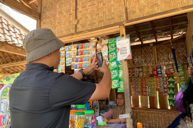 Pengunjung wisata saat melakukan transaksi digital di destinasi Kalikesek Desa Sriwulan, Limbangan.  (edi prayitno/kontributor kendal)