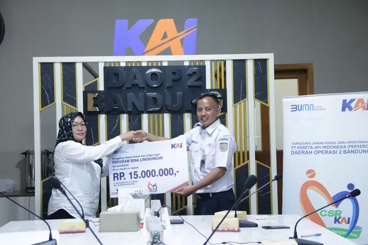 KAI Daop 2 Bandung Salurkan Bantuan TJSL Rp 100 Juta untuk Sarana Ibadah dan Pendidikan
