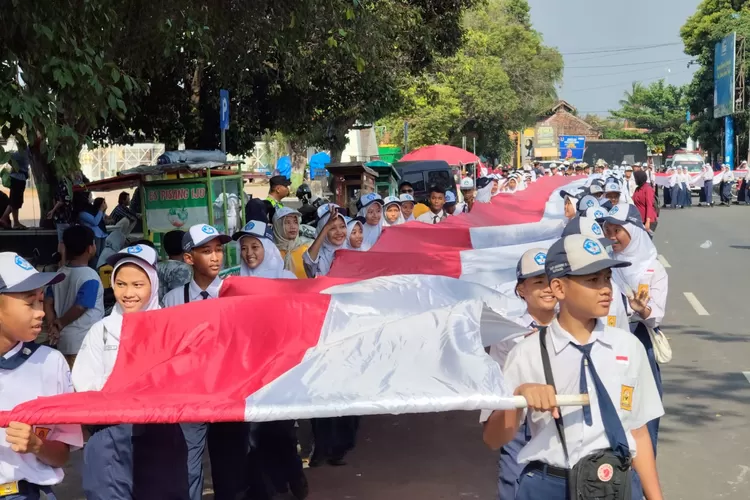 Pj Bupati Batang Lani Dwi rejeki saat melepas Kirab Merah Putih. (Muslihun )