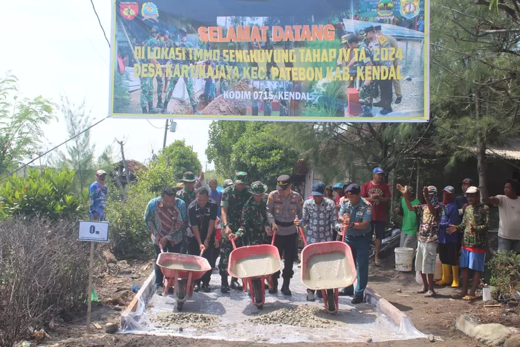 Dandim 0715 kendal dan plh Sekda Kendal menuangkan adonan semen ke lokasi pembangunan jalan di TMMD Sengkuyung IV di Kartika Jaya&nbsp; Rabu 02 oktober 2024.  (Dokumen pendim 0715 kendal)