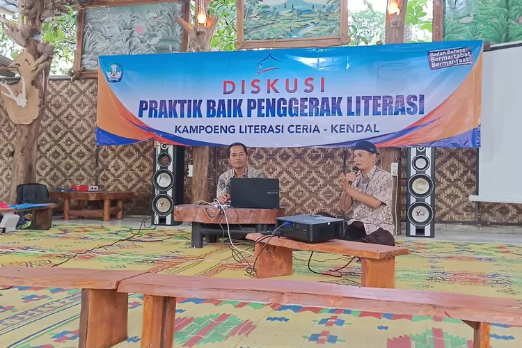 Diskusi praktik baik penggerak literasi Kendal dalam rangka mendorong semangat di tengah rra digital.  (edi prayitno/kontributor kendal)