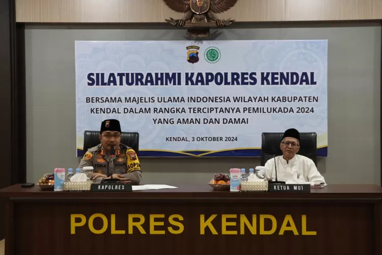 Kapolres Kendal bersama Ketua MUI Kendal saat silaturahmi dalam rangka terciptanya pemilukada 2024 yang aman dan damai.  (edi prayitno/kontributor Kendal)