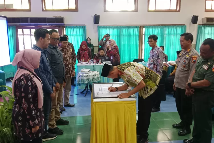 Penandatangan komitmen netralitas ASN, TNI dan Polri dihadapan jajaran Bawaslu kabupaten Batang untuk Pilkada 2024. (Muslihun kontributor Batang)