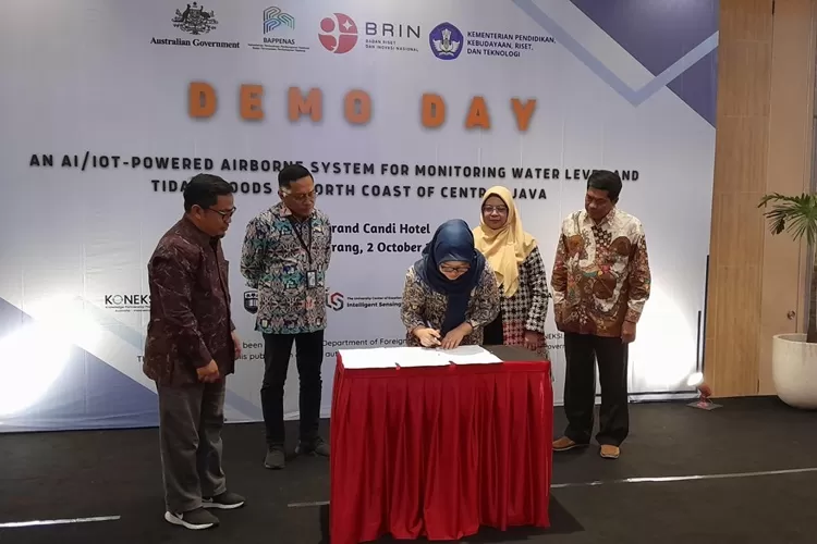 Penyerahan Tide-Eye kepada sejumlah stakeholder di Semarang sebagai inovasi ciptaan Telkom University.  (Ayosemarang.com/ Audrian Firhannusa)