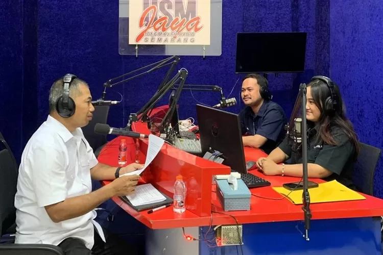 Rektor USM Dr. Supari, S.T.,M.T saat menjadi narasumber dalam Talkshow Rektor Menyapa di Studio Radio USM Jaya