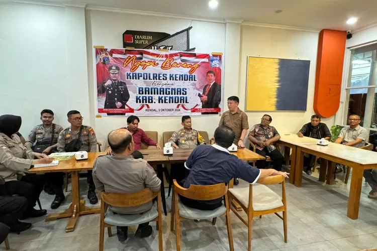Ngopi dan ngobrol bareng jajaran Polres Kendal dengan tokoh agama di sebuah kafe di Kendal.  (dokumen humas Polres Kendal)
