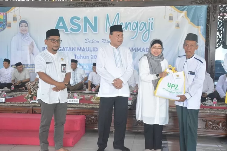 Penjabat (Pj) Bupati Batang, Lani Dwi Rejeki, saat menyerahkan bantuan aket sembako kepada ASN yang kurang beruntung.  (Kontributor Batang/Muslihun)