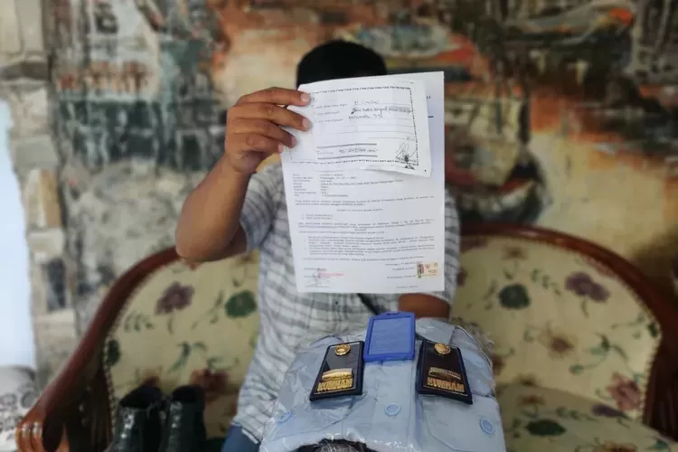 Korban dugaan CPNS di Kemenkumham Lapas Batang Tunjukan barang bukti penipuan CPNS . (Muslihun)