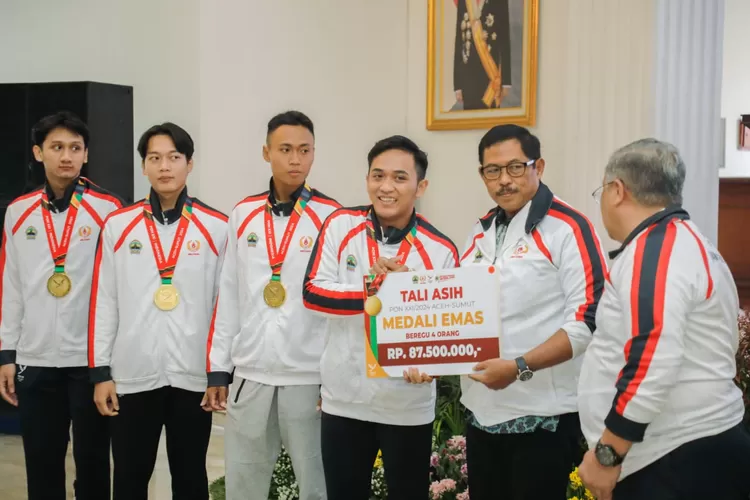 Pj Gubernur Jateng Nana Sudjana memberikan tali asih kepada atlet PON senilai Rp60,6 miliar. (Humas Jateng)