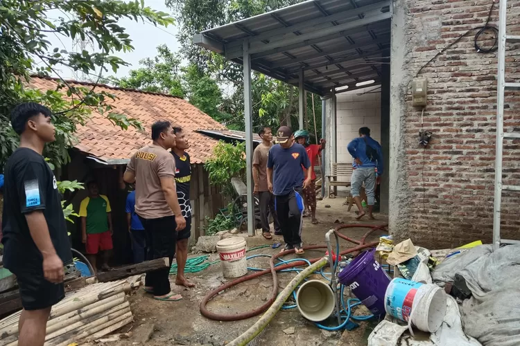 Warga membantu petugas memadamkan api yang membakar rumah warga di Desa Sukomulyo Kaliwungu selatan Sabtu 5 oktober 2024.  (edi prayitno/kontributor kendal)