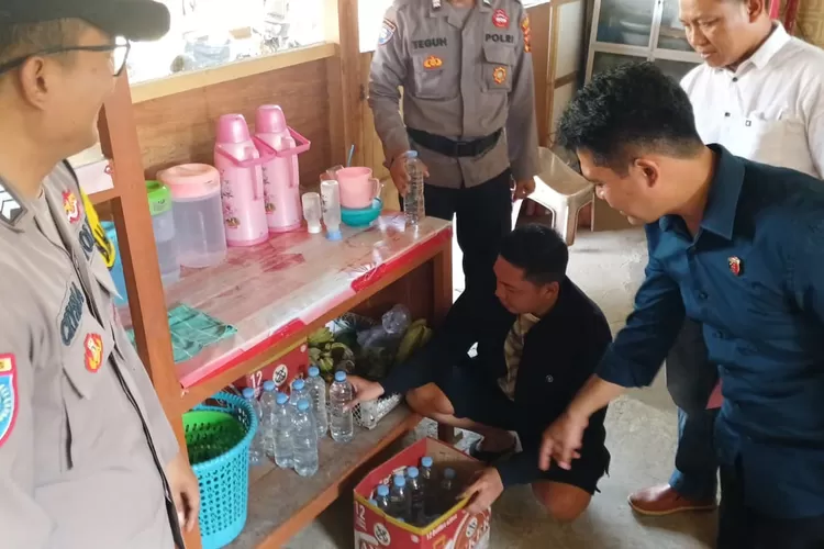 Petugas Polsek Weleri mengamankan minuman keras yang dijual disejumlah warung Sabtu 05 oktober 2024.  (edi prayitno/kontributor kendal)