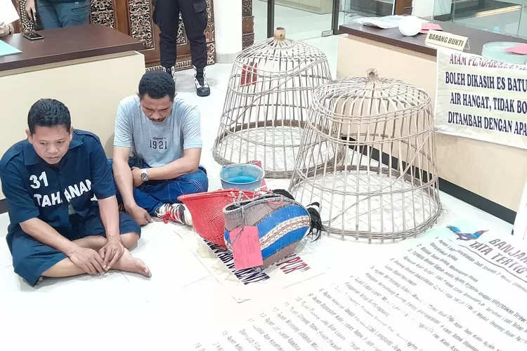 Oknum polisi Aipda JND (kanan) yang bekingi judi sabung ayam di Semarang ditetapkan tersangka. (Ayosemarang.com/ Audrian Firhannusa)