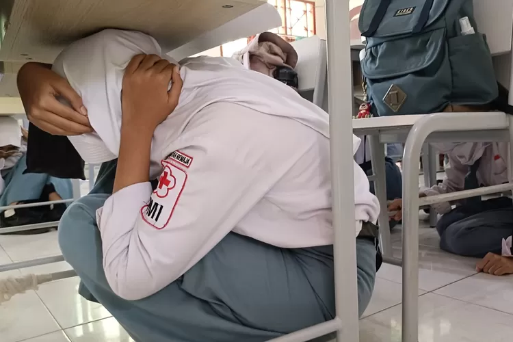 Pelajar mempraktikkan simulasi mitigasi kebencanaan, di SMAN 1 Batang. (Dok)