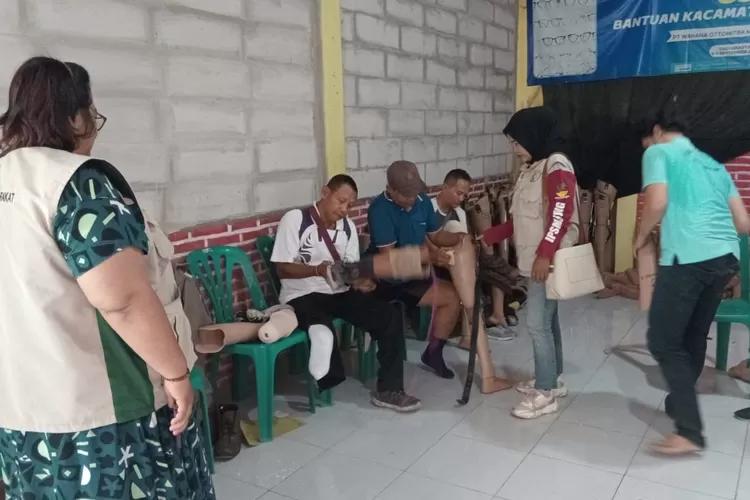 PSM Kendal dan sahabat difabel saat mendampingi difabel mengambil dan memasang kaki dan tangan palsu serta sepatu avo dan breace.  (Dokumen PSM Kendal)