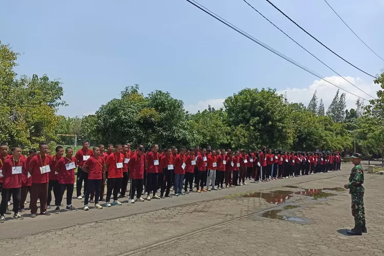 Mahasiswa baru Polifurneka saat penutupan pendidikan latihan bela negara di Pusdikpenerbad Puspenerbad Rabu 9 Oktober 2024.  (edi prayitno/kontributor Kendal)