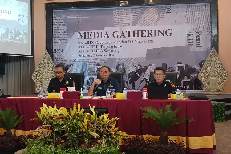 Kepala Kanwil Bea Cukai Jateng Akhmad Rofiq (tengah) saat menerangkan jika pihaknya mengajak masyarakat untuk mengenali rokok ilegal serta cukai agar peredaran rokok ilegal tidak terjadi lagi. (Ayosemarang.com/ Audrian Firhannusa)
