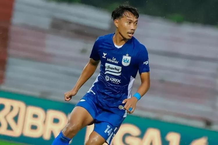 Pemain PSIS, Riyan Ardiansyah saat bermain melawan Persija. Riyan masih kecewa dengan kartu merah yang dia dapat. (PSIS)