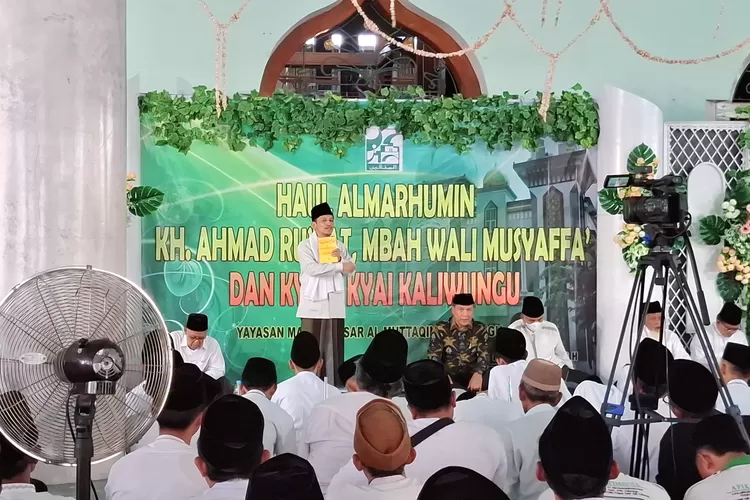 Pengasuh Ponpes Apik Kaliwungu KH Sholahudin Humaidullah memberikan tausiyah di haul akbar KH Ahmad Ru'yat dan Wali Musaffa' Sabtu 12 oktober 2024 (edi prayitno/kontributor kendal)