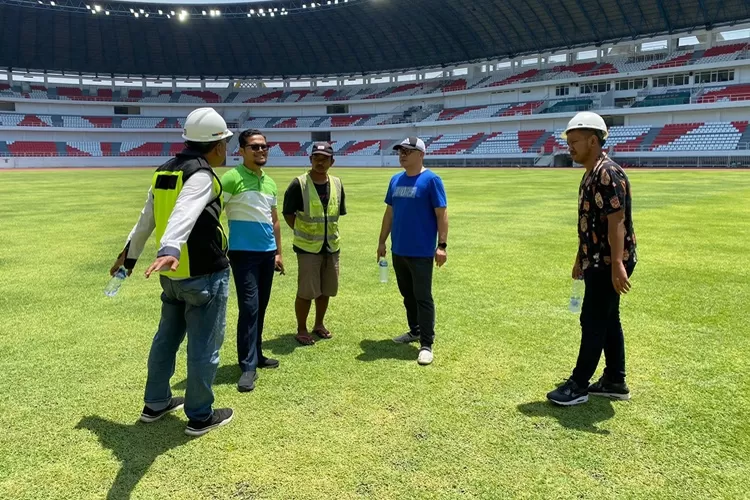 Panpel PSIS Semarang saat mengecek kondisi Stadion Jatidiri. Pembangunan stadion ini belum sepenuhnya rampung.  (PSIS)