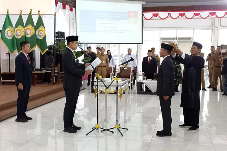 Bupati Kendal Dico M Ganinduto melantik Agus Dwi Lestari menjadi Pj Sekretaris Daerah Senin 14 oktober 2024.  (edi prayitno/kontributor Kendal)