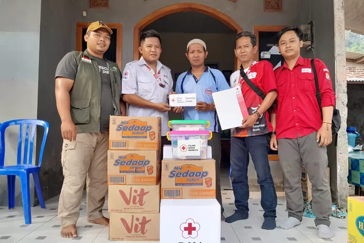 Penyaluran bantuan sosial kepada korban kebakaran di Desa Kaliputih Singorojo dari PMI Kendal dan NU peduli Senin 14 oktober 2024.  (edi prayitno/kontributor Kendal)