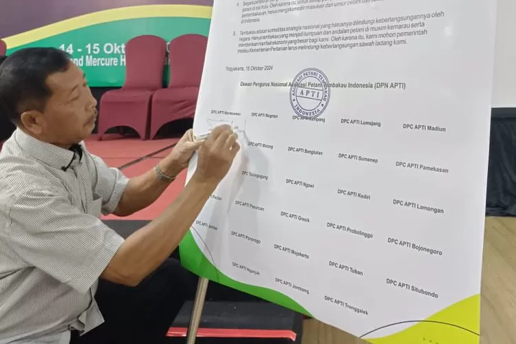 Penandatanganan Petisi Petani Tembakau se-Jawa Timur, yang dilakukan saat Rapat Kerja Daerah (Rakerda)APTI Jatim, di Yogyakarta, Selasa 15 Oktober 2024. (dok)