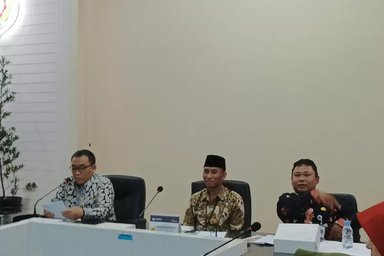 Pj Sekda Kabupaten Kendal Agus Dwi Lestari didampingi Kepala Baperlitbang Kendal Izzuddin Latif saat peluncuran program Bola Kristal, di Ruang Ngesti Widhi Gedung Paringgitan Setda Kendal. (edi prayitno/kontributor kendal)