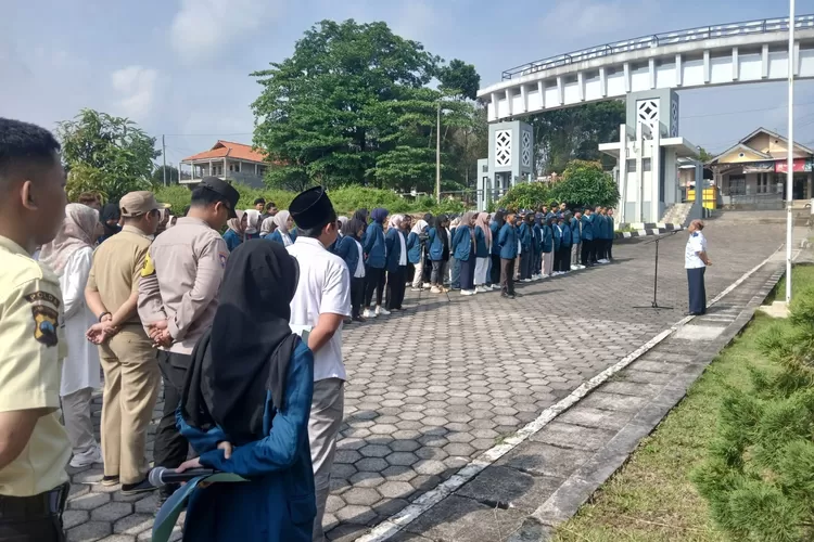 PSDKU Universitas Diponegoro (Undip) Batang menggelar apel bersama untuk memperingati Dies Natalis ke-67 Undip. (Muslihun Kontributor Batang)