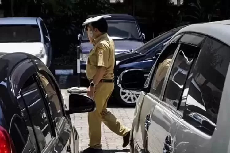 Warga Semarang mengeluhkan sumuk. Ternyata BMKG menyebut memang ada suhu panas. (Ayosemarang.com/ Audrian Firhannusa)