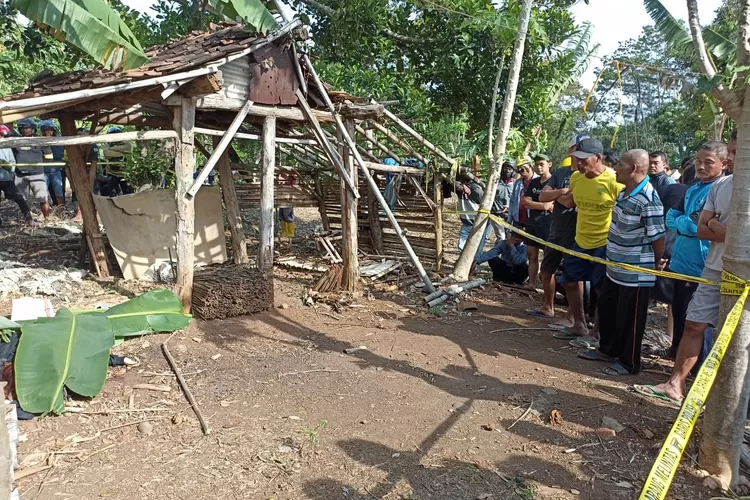 Warga melihat mayat yang ditemukan di dekat gubug di kebun milik warga di Desa Darupono Kaliwungu selatan.  (edi prayitno/kontributor Kendal)