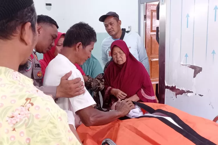 Keluarga korban memastikan mayat yang ditemukan di kamar jenazah RSUD Seowondo Kendal.  (dokumen)