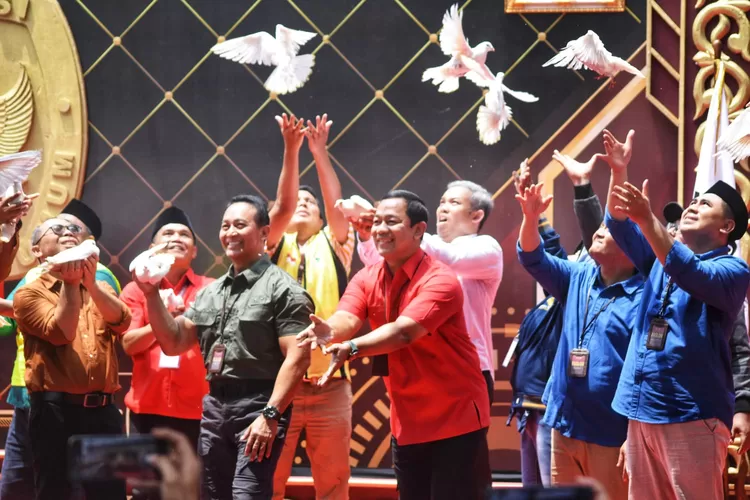 Dua calon Gubernur dan Wakil Gubernur Jateng. Bawaslu mencatat adanya pelanggaran selama masa kampanye. (Ayosemarang.com/ Audrian Firhannusa)