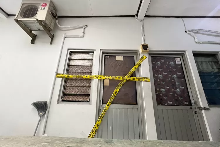 Pintu kamar korban pembunuhan di Peterongan Semarang. Pelaku menusuk korban sebanyak 15 kali. (Ayosemarang.com/ Audrian Firhannusa)